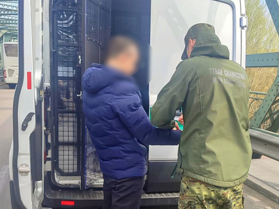 Funkcjonariusz Straży Granicznej podczas wykonywania czynności służbowych Funkcjonariusz Straży Granicznej podczas wykonywania czynności służbowych