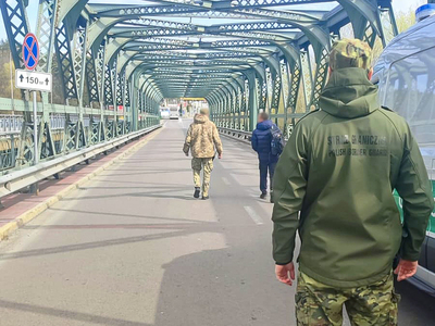 Funkcjonariusz Straży Granicznej podczas wykonywania czynności służbowych Funkcjonariusz Straży Granicznej podczas wykonywania czynności służbowych