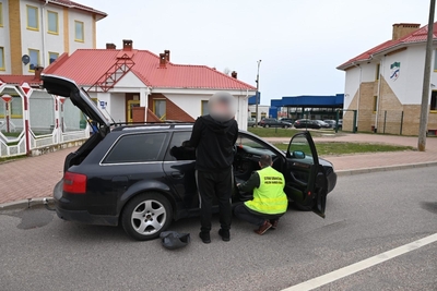 Zatrzymani mężczyźni i ujawniony towar 