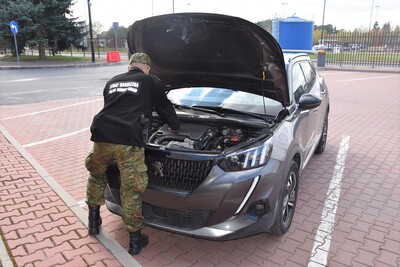 Funkcjonariusz Straży Granicznej podczas wykonywania czynności służbowych Funkcjonariusz Straży Granicznej podczas wykonywania czynności służbowych