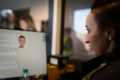 Funkcjonariuszka Straży Granicznej podczas wykonywania czynności służbowych Funkcjonariuszka Straży Granicznej podczas wykonywania czynności służbowych