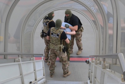 Funkcjonariusze Straży Granicznej podczas interwencji na lotnisku Funkcjonariusze Straży Granicznej podczas interwencji na lotnisku