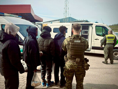 Funkcjonariusze polskiej i litewskiej Straży Granicznej podczas wykonywania czynności służbowych Funkcjonariusze polskiej i litewskiej Straży Granicznej podczas wykonywania czynności służbowych