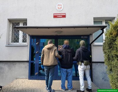 Funkcjonariusze Straży Granicznej podczas wykonywania czynności służbowych Funkcjonariusze Straży Granicznej podczas wykonywania czynności służbowych