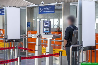 Funkcjonariusz Straży Granicznej podczas wykonywania czynności służbowych na lotnisku Funkcjonariusz Straży Granicznej podczas wykonywania czynności służbowych na lotnisku