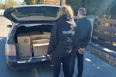 Funkcjonariuszka Straży Granicznej podczas wykonywania czynności służbowych Funkcjonariuszka Straży Granicznej podczas wykonywania czynności służbowych