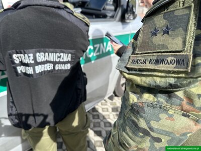 Funkcjonariusze Straży Granicznej podczas wykonywania czynności służbowych Funkcjonariusze Straży Granicznej podczas wykonywania czynności służbowych