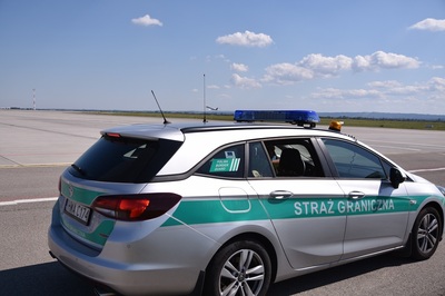 Pojazd służbowy Straży Granicznej stoi na płycie lotniska Pojazd służbowy Straży Granicznej stoi na płycie lotniska