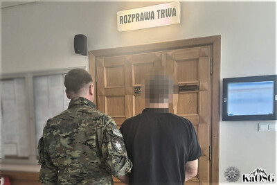Funkcjonariusz Straży Granicznej podczas wykonywania czynności służbowych Funkcjonariusz Straży Granicznej podczas wykonywania czynności służbowych