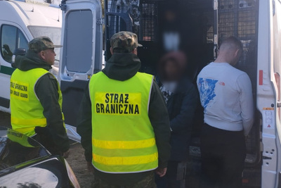 Funkcjonariusze Straży Granicznej podczas wykonywania czynności służbowych Funkcjonariusze Straży Granicznej podczas wykonywania czynności służbowych