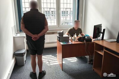 Funkcjonariusz Straży Granicznej podczas wykonywania czynności służbowych Funkcjonariusz Straży Granicznej podczas wykonywania czynności służbowych