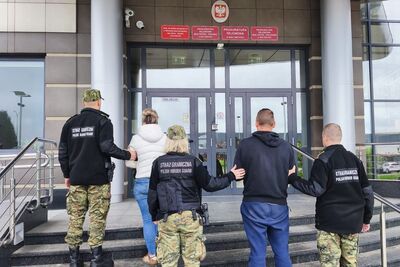 Funkcjonariusze Straży Granicznej podczas wykonywania czynności służbowych Funkcjonariusze Straży Granicznej podczas wykonywania czynności służbowych
