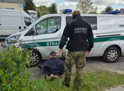 Funkcjonariusz Straży Granicznej podczas wykonywania czynności służbowych Funkcjonariusz Straży Granicznej podczas wykonywania czynności służbowych