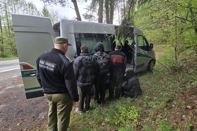 Funkcjonariusz Straży Granicznej podczas wykonywania czynności służbowych Funkcjonariusz Straży Granicznej podczas wykonywania czynności służbowych