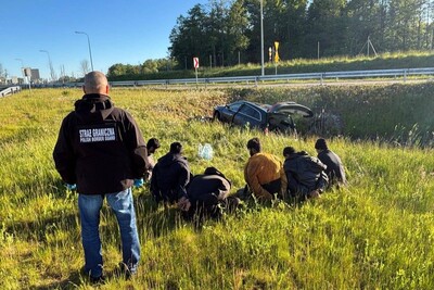 Funkcjonariusz Straży Granicznej podczas wykonywania czynności służbowych Funkcjonariusz Straży Granicznej podczas wykonywania czynności służbowych