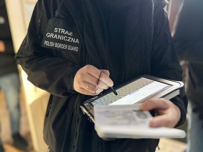 Funkcjonariusz Straży Granicznej podczas wykonywania czynności służbowych Funkcjonariusz Straży Granicznej podczas wykonywania czynności służbowych