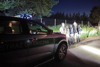 Funkcjonariusze Straży Granicznej podczas wykonywania czynności służbowych Funkcjonariusze Straży Granicznej podczas wykonywania czynności służbowych