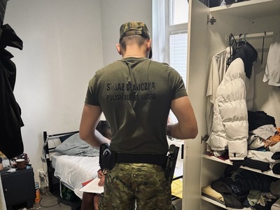Funkcjonariusz SG podczas wykonywania czynności służbowych Funkcjonariusz SG podczas wykonywania czynności służbowych