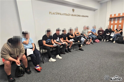 Trzynastu cudzoziemców z fałszywymi zezwoleniami na pracę Trzynastu cudzoziemców z fałszywymi zezwoleniami na pracę
