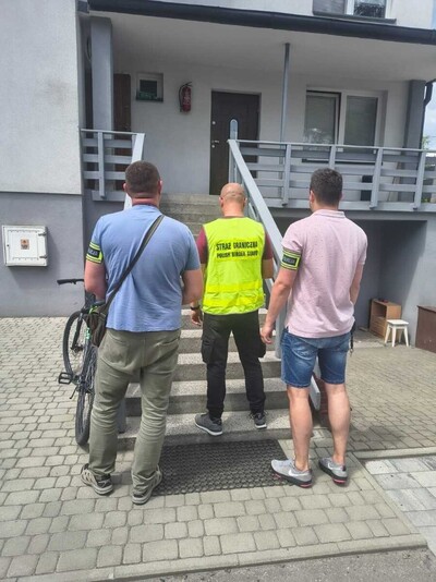 Funkcjonariusze Straży Granicznej i Policji podczas wykonywania czynności służbowych Funkcjonariusze Straży Granicznej i Policji podczas wykonywania czynności służbowych