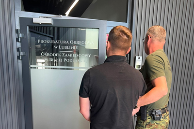 Funkcjonariusz Straży Granicznej podczas wykonywania czynności służbowych Funkcjonariusz Straży Granicznej podczas wykonywania czynności służbowych