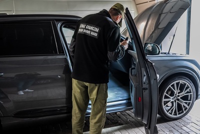 Funkcjonariusz SG prowadzi kontrolę pojazdu 
