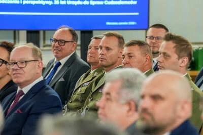 Gen. dyw. SG Robert Bagan odznaczony podczas 25-lecia Urzędu do Spraw Cudzoziemców Gen. dyw. SG Robert Bagan odznaczony podczas 25-lecia Urzędu do Spraw Cudzoziemców