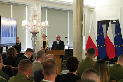 Gen. dyw. SG Robert Bagan odznaczony podczas 25-lecia Urzędu do Spraw Cudzoziemców Gen. dyw. SG Robert Bagan odznaczony podczas 25-lecia Urzędu do Spraw Cudzoziemców