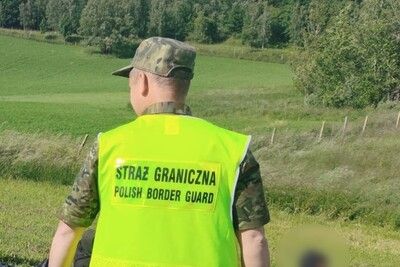 Funkcjonariusz Straży Granicznej podczas wykonywania czynności służbowych Funkcjonariusz Straży Granicznej podczas wykonywania czynności służbowych