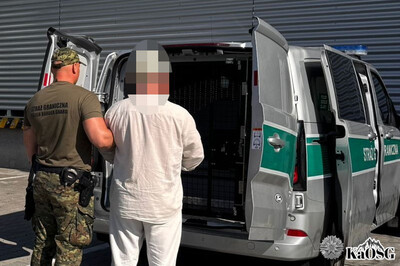 Funkcjonariusz Straży Granicznej podczas wykonywania czynności służbowych Funkcjonariusz Straży Granicznej podczas wykonywania czynności służbowych