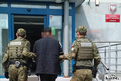 Funkcjonariusze SG z osobą zatrzymaną Funkcjonariusze SG z osobą zatrzymaną