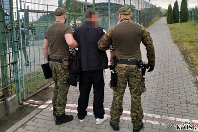 Funkcjonariusze SG z osobą zatrzymaną Funkcjonariusze SG z osobą zatrzymaną