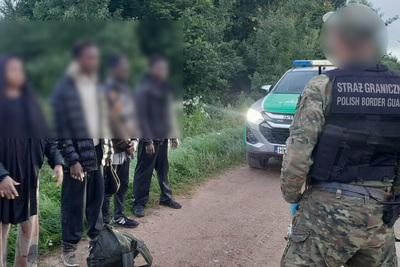 Funkcjonariusz SG z osobami zatrzymanymi Funkcjonariusz SG z osobami zatrzymanymi