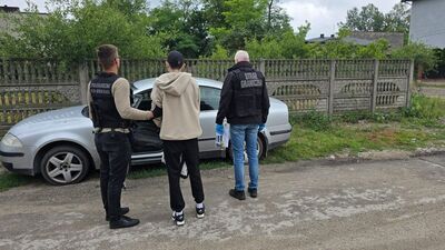 Funkcjonariusze SG z osobą zatrzymaną Funkcjonariusze SG z osobą zatrzymaną