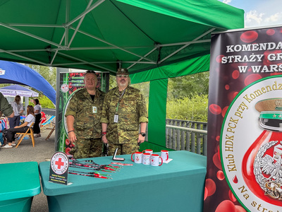 Funkcjonariusze Straży Granicznej podczas pikniku "Oddaj krew na Narodowym" 