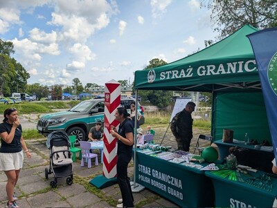 Funkcjonariusze Straży Granicznej podczas pikniku 