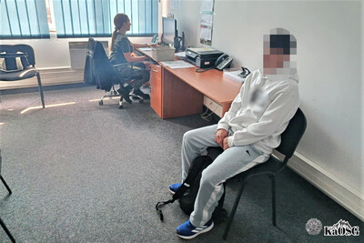 Funkcjonariusz SG z osobą zatrzymaną 
