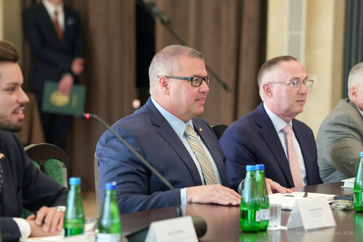 Polsko – amerykańska współpraca dla bezpieczeństwa granic. Przedstawiciele amerykańskich służb z wizytą w Warszawie Polsko – amerykańska współpraca dla bezpieczeństwa granic. Przedstawiciele amerykańskich służb z wizytą w Warszawie