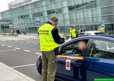 Funkcjonariusze SG z funkcjonariuszem Policji podczas wykonywania czynności służbowych