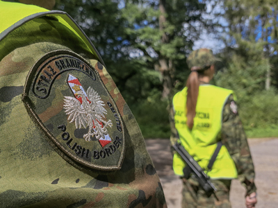 Funkcjonariusze SG podczas czynności służbowych 