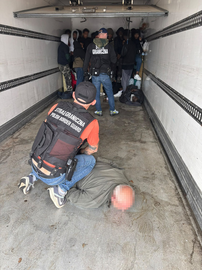Ciężarówka pełna migrantów zatrzymana na A2