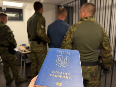Zatrzymany obywatel Ukrainy z funkcjonariuszami Straży Granicznej