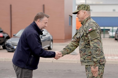 Wizyta Ministrów Obrony Narodowej oraz Spraw Wewnętrznych i Administracji na granicy polsko-ukraińskiej Wizyta Ministrów Obrony Narodowej oraz Spraw Wewnętrznych i Administracji na granicy polsko-ukraińskiej