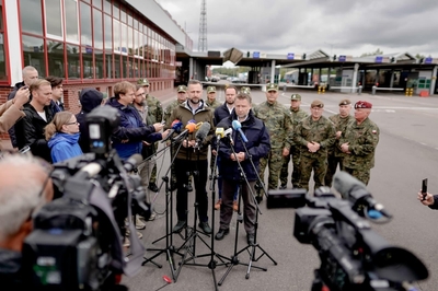 Wizyta Ministrów Obrony Narodowej oraz Spraw Wewnętrznych i Administracji na granicy polsko-ukraińskiej Wizyta Ministrów Obrony Narodowej oraz Spraw Wewnętrznych i Administracji na granicy polsko-ukraińskiej