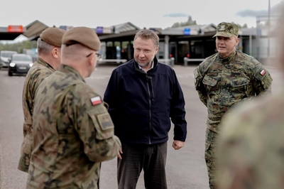 Wizyta Ministrów Obrony Narodowej oraz Spraw Wewnętrznych i Administracji na granicy polsko-ukraińskiej Wizyta Ministrów Obrony Narodowej oraz Spraw Wewnętrznych i Administracji na granicy polsko-ukraińskiej