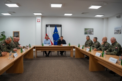 Wizyta Ministrów Obrony Narodowej oraz Spraw Wewnętrznych i Administracji na granicy polsko-ukraińskiej Wizyta Ministrów Obrony Narodowej oraz Spraw Wewnętrznych i Administracji na granicy polsko-ukraińskiej