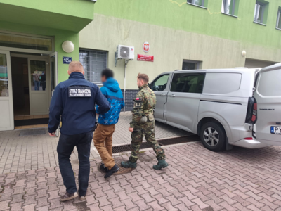 Funkcjonariusze SG z osobą zatrzymaną 