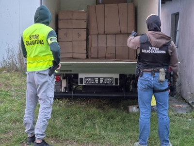 Nielegalna fabryka papierosów zlikwidowana w Chojnicach. 560 tys. papierosów i ponad tona tytoniu w rękach służb Nielegalna fabryka papierosów zlikwidowana w Chojnicach. 560 tys. papierosów i ponad tona tytoniu w rękach służb