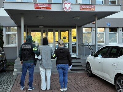 Funkcjonariusze SG z osobą zatrzymaną Funkcjonariusze SG z osobą zatrzymaną