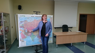 Zdjęcie uczestniczki szkolenia przy mapie